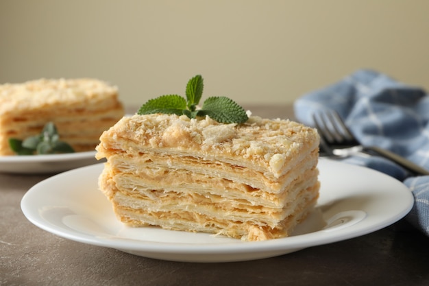 Concept de délicieux déjeuner avec gâteau Napoléon sur table grise