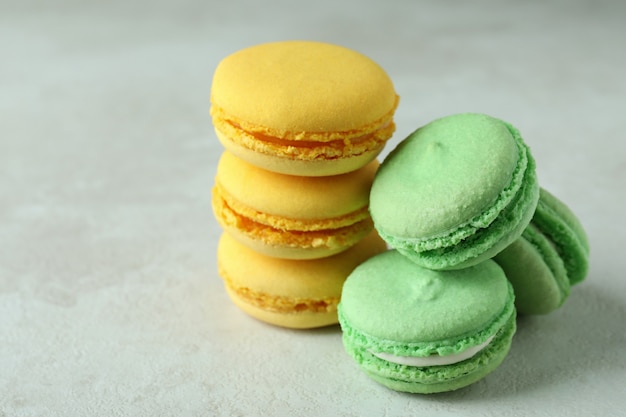 Concept de délicieux dessert avec des macarons sur fond texturé blanc