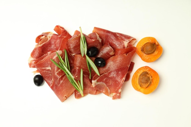 Photo concept de délicieux jamon de cuisine espagnole sur fond blanc