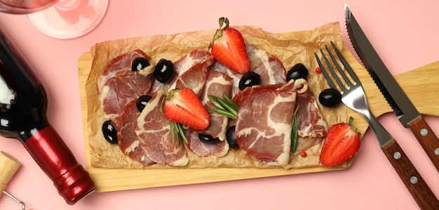 Concept de délicieux jamon de cuisine espagnole sur fond rose