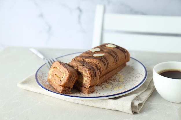 Concept de délicieux rouleau de gâteau aux aliments sucrés