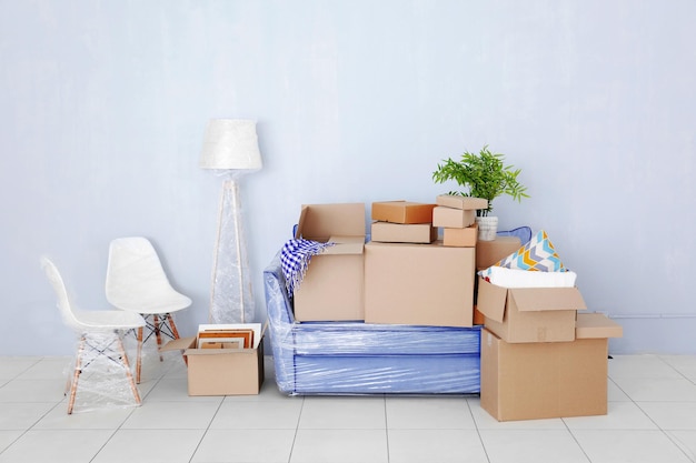 Concept de déménagement de maison Boîtes avec meubles dans une pièce vide