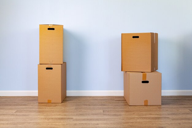 Photo concept de déménagement de maison avec des cartons empilés dans une pièce