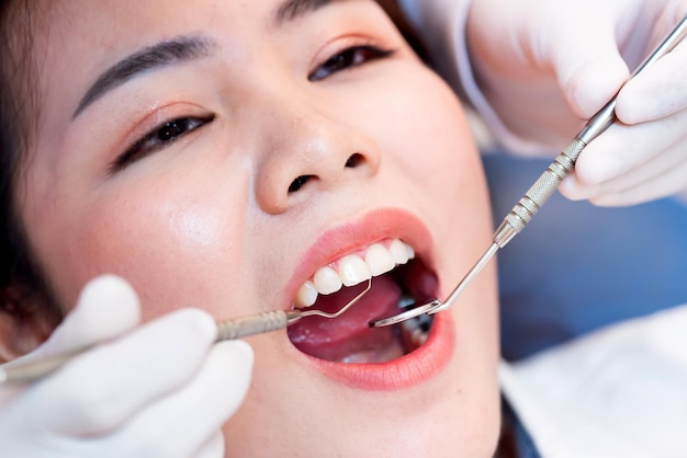Concept de dentisterie et de soins de santé à la clinique dentaire. Dents de contrôle dentiste pour jeune patient asiatique.