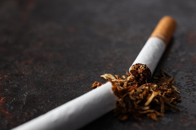 Le concept de dépendance au tabac en gros plan de la cigarette cassée