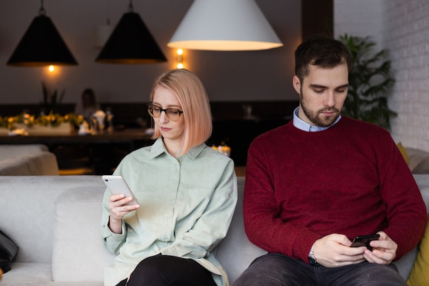 Concept de dépendance et de phubbing de smartphone