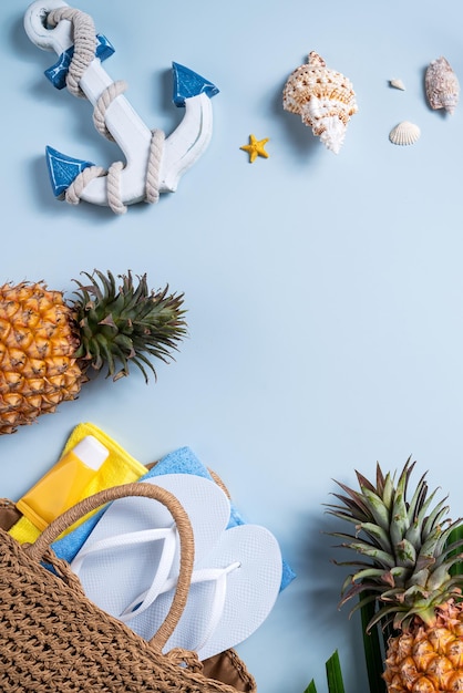 Concept de design d'arrière-plan de fruits d'été Vue de dessus de la plage de voyage de vacances avec chapeau de coquillages ananas et feuilles de palmier sur fond bleu