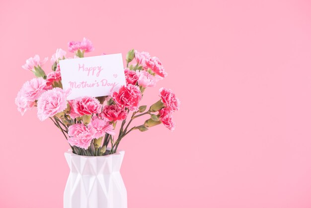 Concept de design cadeau fête des mères avec bouquet de fleurs d'oeillet rose