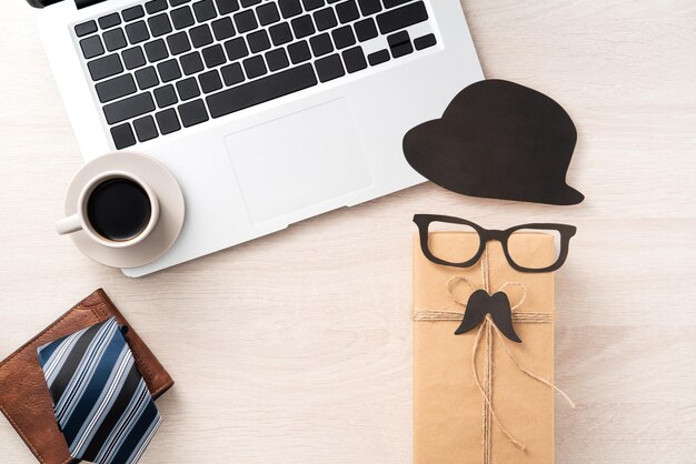 Concept de design de cadeau de fête des pères sur la table de bureau