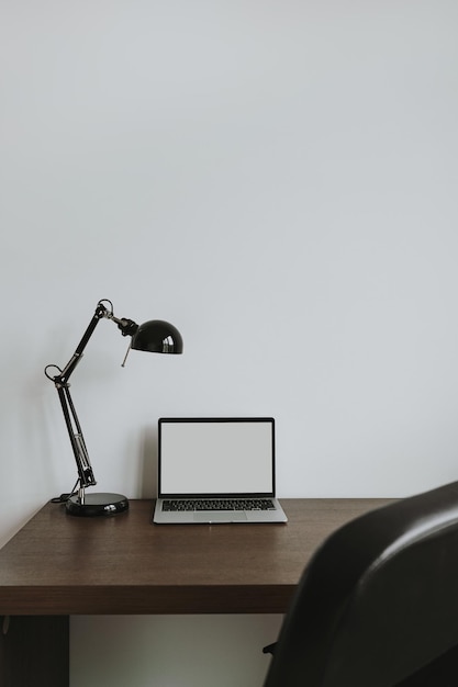 Concept de design d'intérieur minimal moderne Table de bureau à domicile scandinave lumineuse Espace de travail avec fauteuil à lampe d'ordinateur portable