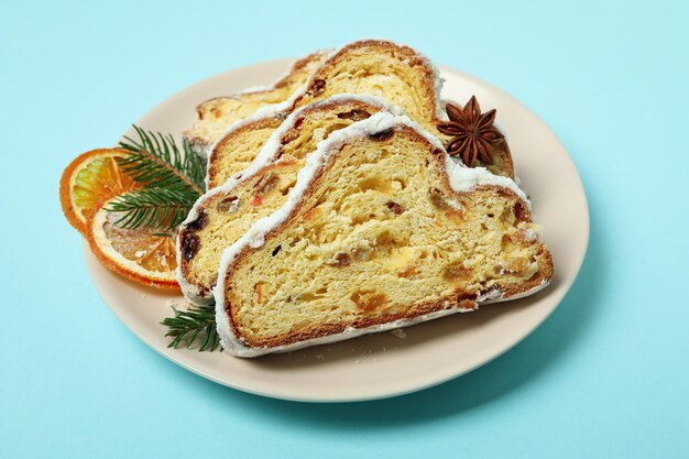 Concept de dessert allemand Stollen sur fond bleu