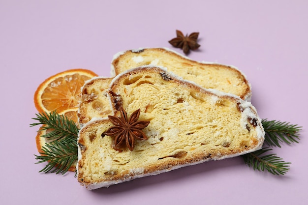 Concept de dessert allemand Stollen sur fond violet