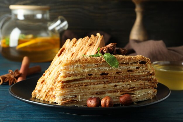 Concept de dessert savoureux avec gâteau au miel, gros plan