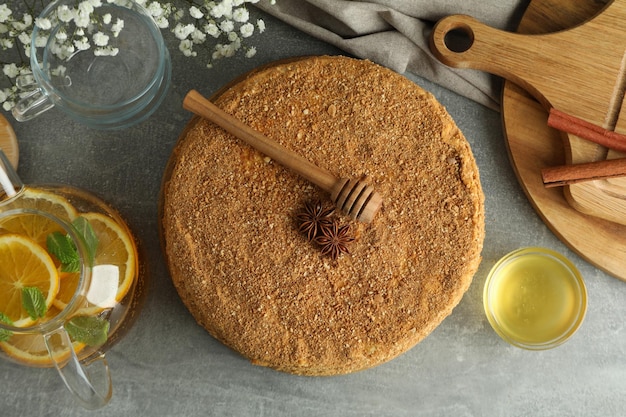 Concept de dessert savoureux avec gâteau au miel, vue de dessus