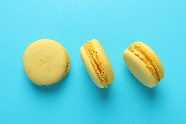 Concept de dessert savoureux avec des macarons sur fond bleu