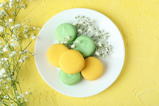 Concept de dessert savoureux avec des macarons sur fond jaune