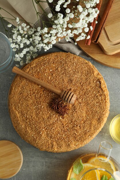 Concept de dessert savoureux avec vue de dessus de gâteau au miel