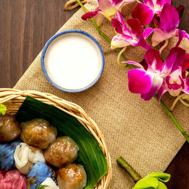 Concept de dessert thaï Crème au lait de coco thaï et boules de tapioca avec garniture de porc sur panier