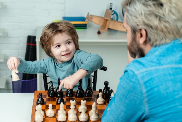 Concept de développement précoce de l'enfant de l'éducation et de l'enseignement enseignant de famille heureuse aidant le jeune garçon à l'esprit