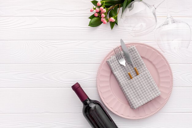 Concept de dîner romantique Réglage de la table de la Saint-Valentin romantique avec vin, verres et boîte rouge