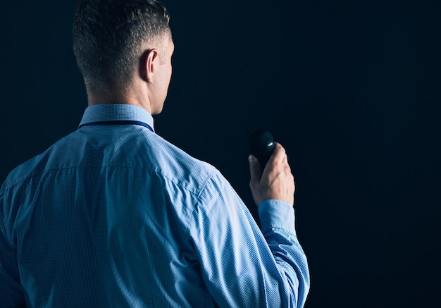 Photo concept de discours d'homme d'affaires parlant avec microphone dans la salle de conférence