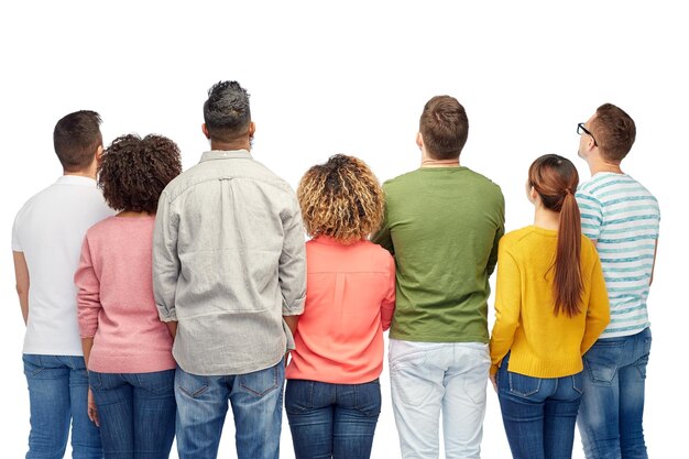 Photo concept de diversité, de race, d'ethnicité et de personnes - groupe international d'hommes et de femmes souriants heureux sur fond blanc