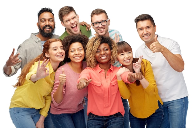 concept de diversité, de race, d'ethnicité et de personnes - groupe international d'hommes et de femmes souriants heureux montrant les pouces vers le haut sur blanc