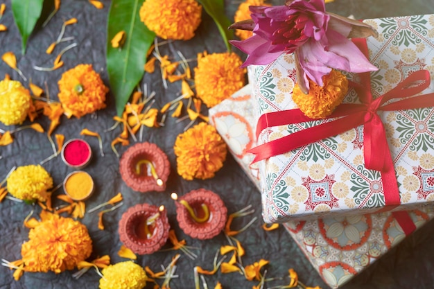 Concept de diwali Festival indien Coffret cadeau et lampe à huile sur fond de festival