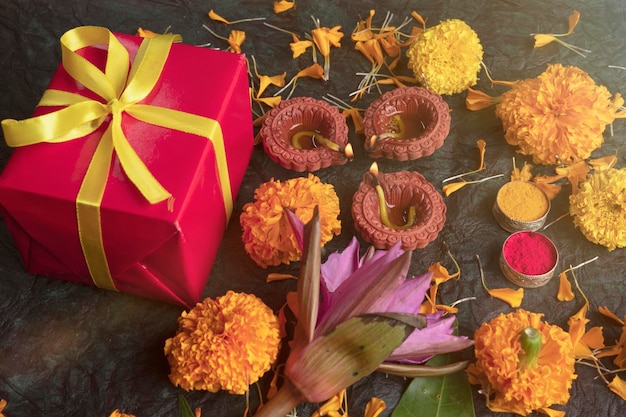 Concept de diwali Festival indien Coffret cadeau et lampe à huile sur fond de festival