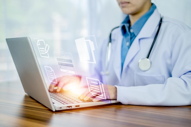 Concept de documents Le médecin utilise la base de données du serveur de connexion informatique patient pour le traitement technologique à l'hôpital dans la gestion du concept de documents