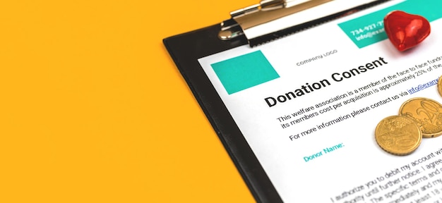 Concept de don de sang ou d'organe en échange d'argent, de charité et de consentement au don photo de bannière en gros plan