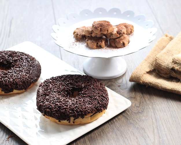 Concept Donut avec saupoudrage de chocolat ou Donat Meises