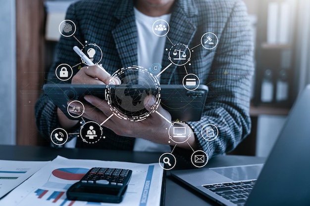 Concept de droit d'auteur ou de brevet Main de personne à l'aide d'une tablette d'ordinateur portable et d'un smartphone avec icône de droit d'auteur à écran virtuel Marque de commerce Propriété de la création contre le piratage au bureau