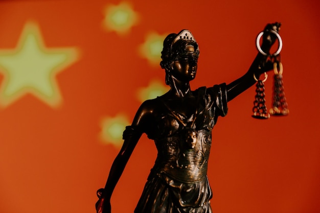 Concept de droit et de justice Dame Justice devant le drapeau de la Chine en arrière-plan