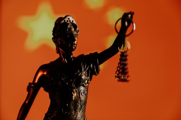 Photo concept de droit et de justice dame justice devant le drapeau de la chine en arrière-plan