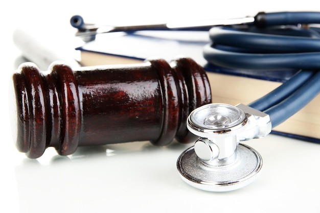 Concept de droit de la médecine Gavel et stéthoscope sur le livre se bouchent