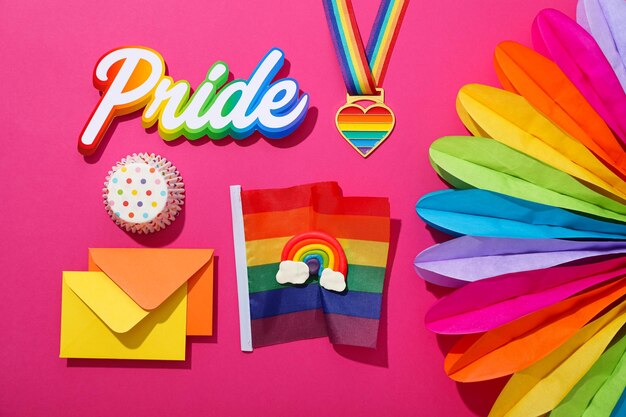 Le concept du défilé LGBT symbolise les fêtes sur un fond rose.