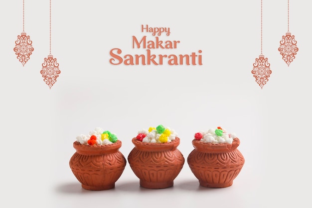 Concept du festival indien makar sankranti : Tilgul dans un petit bol. Tilgul est un bonbon au sésame coloré enrobé de graines de sésame; dans le Maharashtra, les gens échangent du tilgul sur Sankranti