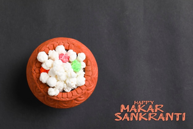 Concept du festival indien makar sankranti : Tilgul dans un petit bol. Tilgul est un bonbon au sésame coloré enrobé de graines de sésame ; dans le Maharashtra, les gens échangent des tilguls sur Sankranti.