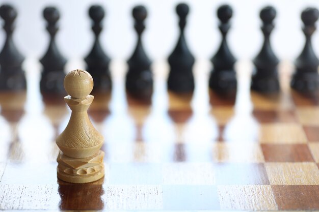 Photo le concept du jeu d'échecs aux pensées du champ de bataille