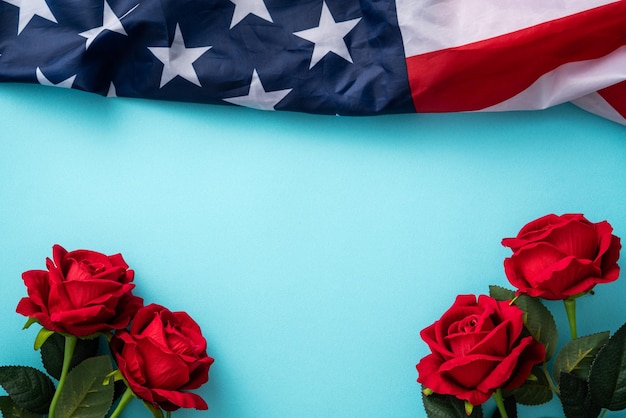 Concept du Jour de l'Indépendance ou du Jour du Souvenir Drapeau américain sur fond de tableau bleu avec rose rouge