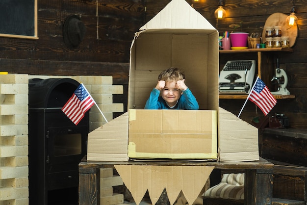 Concept du jour de la terre Rêve de carrière de cosmonaute Joyeuse fête de l'indépendance des États-Unis Voyage et aventure Patriotisme et liberté Petit garçon joue dans l'enfance de la fusée en papier