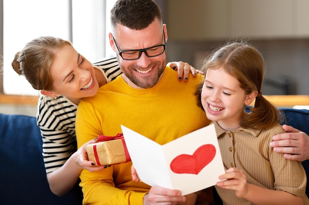 Concept du père de famille et de l'enfant à la fille près d'un mur vide