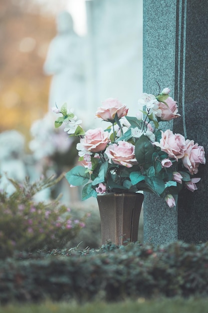 Concept du souvenir Bouquet de roses sur une tombe