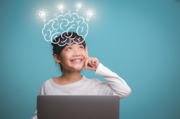 Concept du système nerveux cérébral La science est quelque chose que les enfants devraient étudier et apprendre Processus de pensée et psychologie des enfants