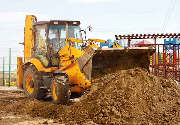 Photo concept du tracteur, le tracteur creuse et enterre une tranchée