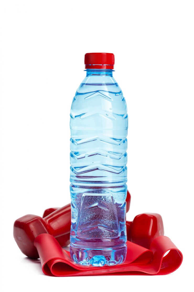 Concept de l'eau potable. Bouteille d'eau isolé
