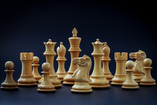Le concept d&#39;échecs sauve le roi et sauve la stratégie.
