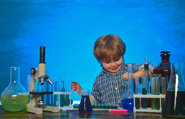 Concept d'école chimie le concept de science et d'éducation en classe de sciences une démonstration de chimie ...