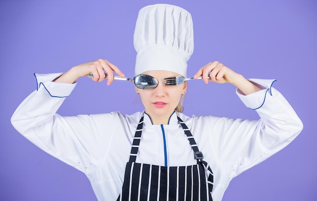 Concept d'école culinaire. Femme chef professionnel tenir ustensile cuillère fourchette s'amuser. Le temps de manger. Appétit et goût. Cuisine traditionnelle. Cuisinier professionnel de l'école culinaire. Académie des arts culinaires.